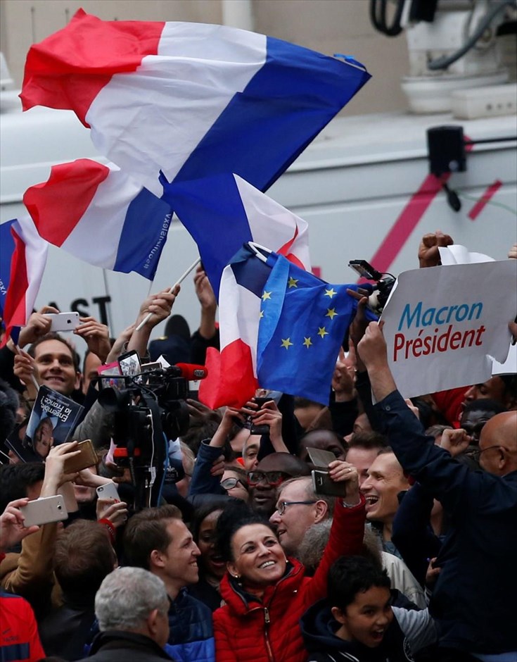 Γαλλικές προεδρικές εκλογές - Υποστηρικές Μακρόν . Υποστηρικτές του Εμανουέλ Μακρόν πανηγυρίζουν στο Παρίσι μετά την ανακοίνωση των πρώτων exit polls.