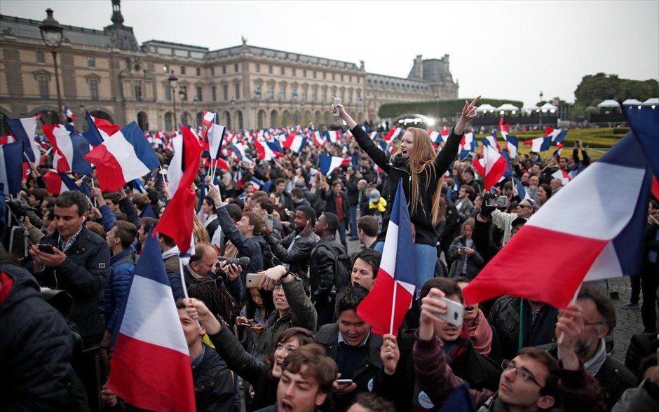 Γαλλικές εκλογές - Πανηγυρισμοί. Ψηφοφόροι του Εμανουέλ Μακρόν πανηγυρίζουν κοντά στο Μουσείο του Λούβρου.</p