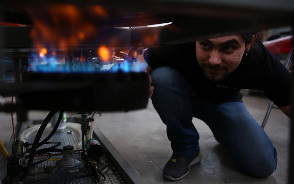 Παραγωγή μπύρας στο σπίτι. Έλέγχος&nbsp;της θερμοκρασίας της συσκευής βρασίματος του νερού που θα χρησιμοποιηθεί για την παρασκευή της μπύρας.&nbsp;