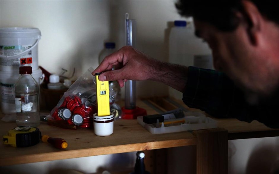 Παραγωγή μπύρας στο σπίτι. Έλεγχος του&nbsp;ph του υγρού διαλύματος που προκύπτει από τη σακχαροποίηση της βύνης. &nbsp;Το γλεύκος, ή αλλιώς το διάλυμα στο οποίο βρίσκεται η βύνη και υφίσταται τη διαδικασία της σακχαροποίησης της, χρειάζεται συνεχές και προσεχτικό ανακάτεμα. &nbsp;&nbsp;