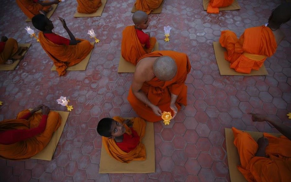 2561 χρόνια από τη γέννηση του Βούδα. Χιλιάδες μοναχοί και προσκυνητές φτάνουν από διάφορες χώρες για να γιορτάσουν τα 2561στά γενέθλια του Βούδα στο Λουμπίνι του Νεπάλ που είναι και τόπος γέννησής του. Στη φωτογραφία, ομάδα Βουδιστών μοναχών συμμετέχουν σε απογευματινή προσευχή στον ναό Μαγια Ντέβι.