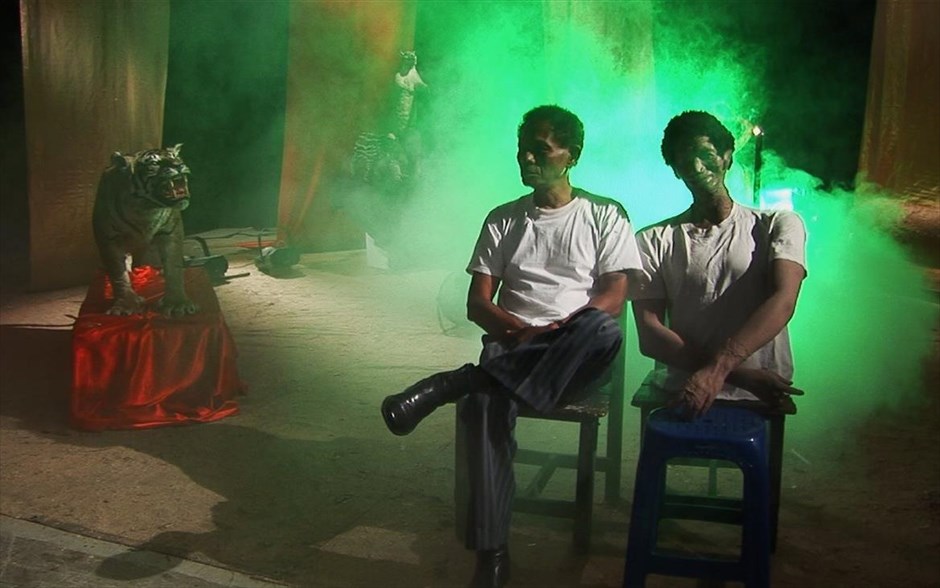 «The act of killing». Το ντοκιμαντέρ, «The act of killing», στο πραξικόπημα του 1965, όπου περισσότεροι από ένα εκατομμύριο άνθρωποι σκοτώθηκαν σε λιγότερο από έναν χρόνο. Ο Ανουάρ και οι φίλοι του, από μαυραγορίτες εισιτηρίων, προήχθησαν σε αρχηγούς ταγμάτων θανάτου και σκότωσαν με τα ίδια τους τα χέρια εκατοντάδες άτομα. Μέσα από αυτή την ταινία, συμφώνησαν να εξιστορήσουν εκείνους τους φόνους.