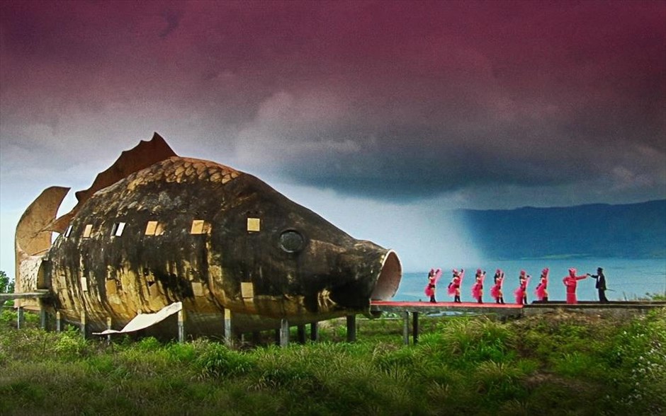 «The act of killing». Το ντοκιμαντέρ, «The act of killing», στο πραξικόπημα του 1965, όπου περισσότεροι από ένα εκατομμύριο άνθρωποι σκοτώθηκαν σε λιγότερο από έναν χρόνο. Ο Ανουάρ και οι φίλοι του, από μαυραγορίτες εισιτηρίων, προήχθησαν σε αρχηγούς ταγμάτων θανάτου και σκότωσαν με τα ίδια τους τα χέρια εκατοντάδες άτομα. Μέσα από αυτή την ταινία, συμφώνησαν να εξιστορήσουν εκείνους τους φόνους.