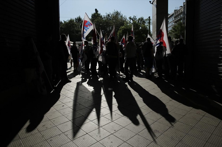 Συμβολικός αποκλεισμός του ΥΠΟΙΚ από το ΠΑΜΕ. Συμβολικό αποκλεισμό στο υπουργείο Οικονομικών πραγματοποιούν μέλη του ΠΑΜΕ, διαμαρτυρόμενα για τα επερχόμενα μέτρα.