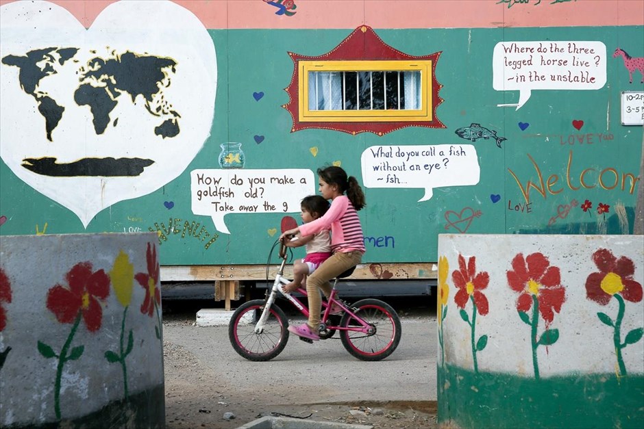 Συναυλία στο κέντρο υποδοχής προσφύγων του Σκαραμαγκά. Προσφυγόπουλα κάνουν ποδήλατο λίγο πριν τη συναυλία της Δημοτικής Ορχήστρας νέων του Καράκας, στο κέντρο υποδοχής προσφύγων στον Σκαραμαγκά.