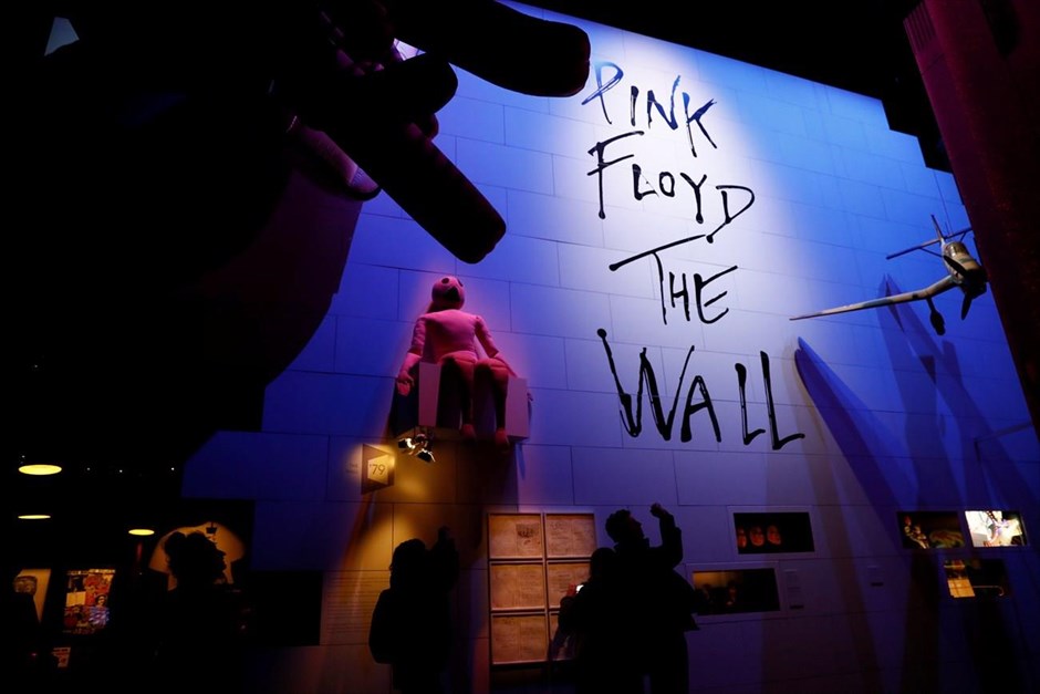 Pink Floyd - Λονδίνο. Ανάμεσα στα αριστουργήματα της έκθεσης είναι μια εγκατάσταση μήκους 22 μέτρων και ύψους περίπου επτά, η οποία αναπαριστά τον τοίχο του άλμπουμ «The Wall» (1979)