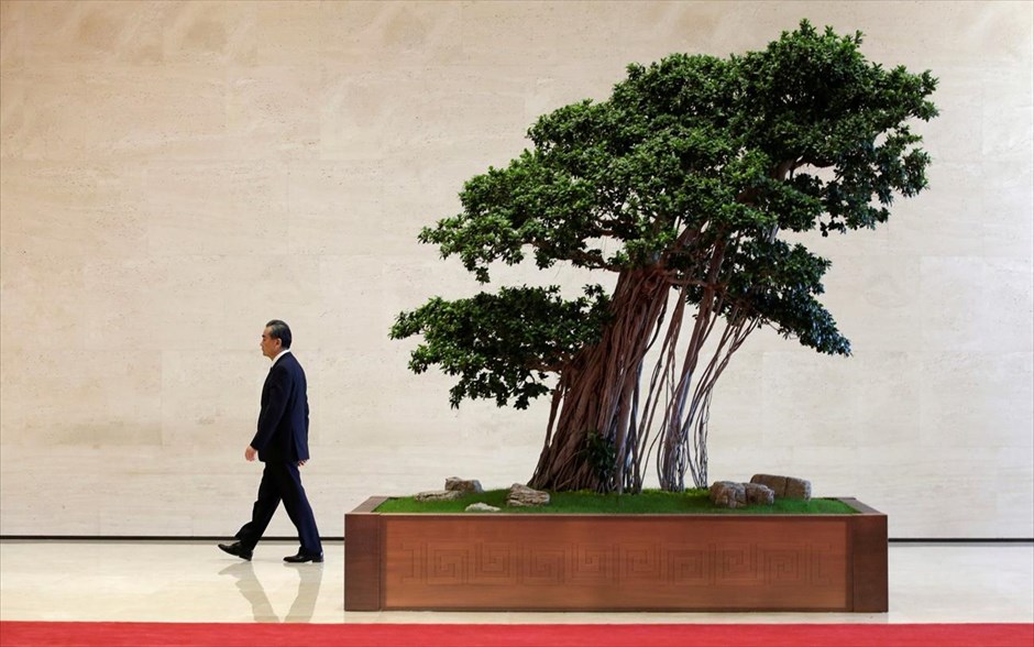Περπατώντας στους διαδρόμους του Belt and Road Forum. Ο Κινέζος υπουργός Εξωτερικών Γουάνγκ Γι κατά τη διάρκεια του Belt and Road Forum στο Πεκίνο.&nbsp;