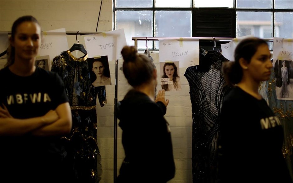 Fashion Week στην Αυστραλία . Προσωπικό περιμένει&nbsp;στα παρασκήνια για να βοηθήσει τα μοντέλα να ντυθούν κατά τη διάρκεια της επίδειξης μόδας του Αυστραλού σχεδιαστή Στήβεν Καλίλ (Steven Khalil) που πραγματοποιήθηκε στα πλαίσια του&nbsp;Fashion Week της Αυστραλίας στο Σίδνεϊ.&nbsp;