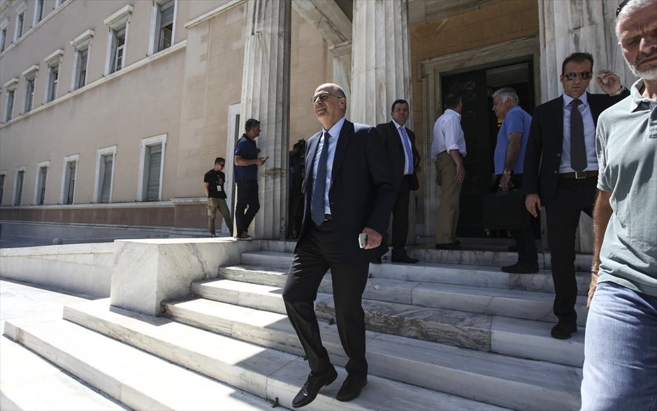 Αποχώρησε από τη Βουλή ο Νίκος Δένδιας έπειτα από χειροδικία σε βάρος του . Αποχώρησε από τη συνεδρίαση της Επιτροπής Οικονομικών της Βουλής ο&nbsp;κοινοβουλευτικός εκπρόσωπος της Νέας Δημοκρατίας Νίκος Δένδιας έπειτα από επεισόδιο με τον Ηλία Κασιδιάρη. Ο&nbsp;βουλευτής της Χρυσής Αυγής&nbsp;απώθησε βίαια τον Νίκο&nbsp;Δένδια, με αποτέλεσμα να προκληθεί σύρραξη.&nbsp;