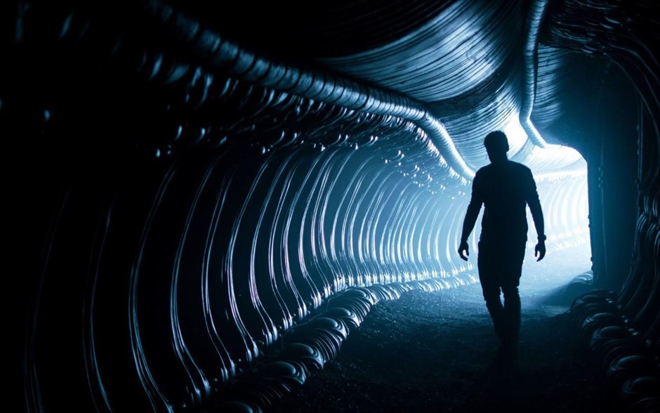 «Alien: Covenant (Προμηθέας 2)». «Alien: Covenant (Προμηθέας 2)»: Το δεύτερο μέρος της prequel τριλογίας που ξεκίνησε με την ταινία «Προμηθέας», φέρει την υπογραφή του Ρίντλεϊ Σκοτ, ο οποίος μας ξεναγεί και πάλι στο σύμπαν που ο ίδιος δημιούργησε το 1977 με το «Alien», ένα από τα σημαντικότερα έργα επιστημονικής φαντασίας στην ιστορία του κινηματογράφου.