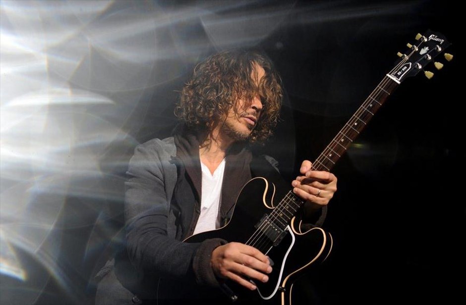 Πέθανε ο Chris Cornell. Στιγμιότυπο από συναυλία των Soundgarden στο Βερολίνο, στις 31 Μαΐου 2012. Ο τραγουδιστής των Soundgarden, Chris Cornell, πέθανε την Τετάρτη βράδυ στο Ντιτρόιτ, σε ηλικία&nbsp;52 ετών, όπως ανακοίνωσε ο εκπρόσωπος του συγκροτήματος, Brian Bumbery, με δήλωσή του&nbsp;στο Associated Press. Ο Cornell αποτέλεσε έναν από τους κύριους εκπροσώπους της grunge επανάστασης, τόσο με τους Soundgarden, όσο και με τους Audioslave, παρέα με μέλη των Rage Against the Machine.