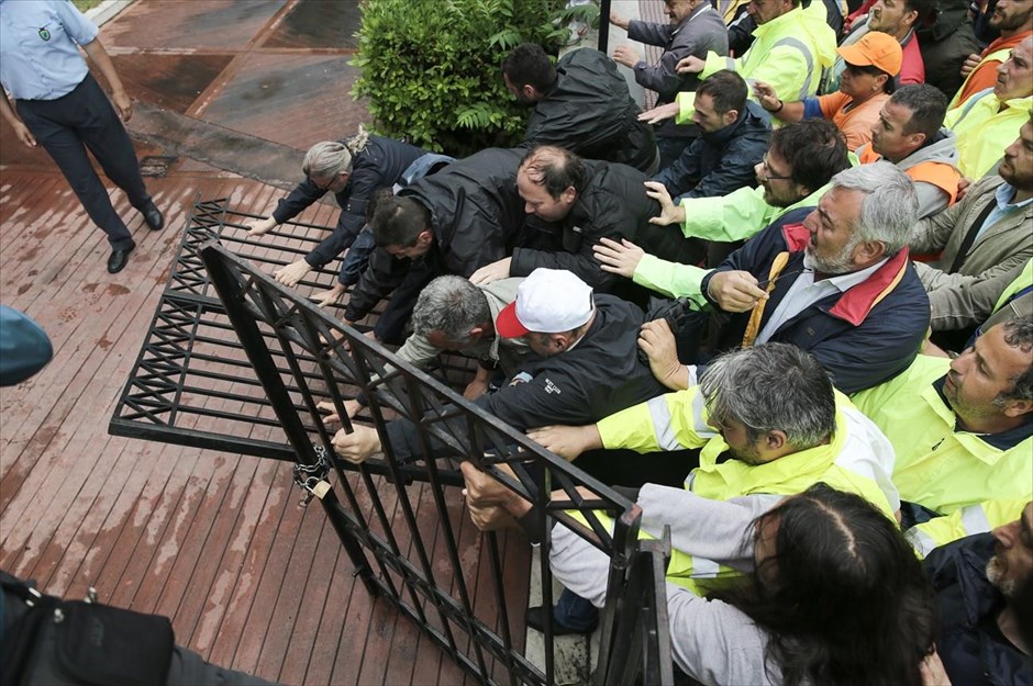 Ένταση στο υπουργείο  Διοικητικής Ανασυγκρότησης από εργαζόμενους ΟΤΑ. Ένταση σημειώθηκε στο υπουργείο Διοικητικής Ανασυγκρότησης, όταν κατά τη διάρκεια συγκέντρωσης διαμαρτυρίας συμβασιούχων των δήμων, οι εργαζόμενοι θέλησαν να μπουν στον προαύλιο χώρο και έριξαν την πόρτα. Αντιπροσωπεία του συνδικάτου ζήτησε συνάντηση με την υπουργό, Όλγα Γεροβασίλη, η οποία θα μπορέσει να τη δεκτεί μετά τις 6 το απόγευμα. Οι εργαζόμενοι πραγματοποιούν πανελλαδική κινητοποίηση με αίτημα το δικαίωμα στη μόνιμη και σταθερή δουλειά, να μην υπάρξει καμία απόλυση, να πληρωθούν όλα τα δεδουλευμένα, να μετατραπούν οι συμβάσεις σε αορίστου χρόνου.