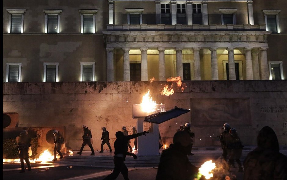 Επεισόδια έξω από τη Βουλή. Επεισόδια έγιναν έξω από τη Βουλή το βράδυ της Πέμπτης. Ομάδα ατόμων 50 ατόμων με καλυμμένα τα πρόσωπά τους εκτόξευσε βόμβες μολότοφ στο μνημείο του Αγνώστου Στρατιώτη, ενώ αστυνομικοί έκαναν χρήση χημικών για να τους απωθήσουν.