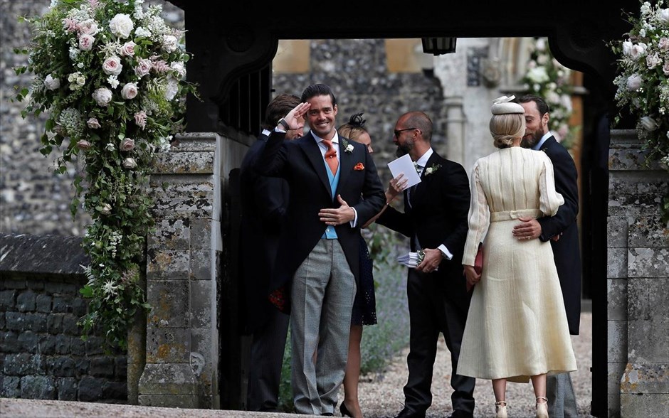 Πίπα Μίντλετον- γάμος. Ο τηλεπαρουσιαστής Σπένσερ Μάθεβς χαιρετάει ενώ στέκεται δίπλα στον Τζέιμς Μίντλετον και την Ντόννα Ερ. 