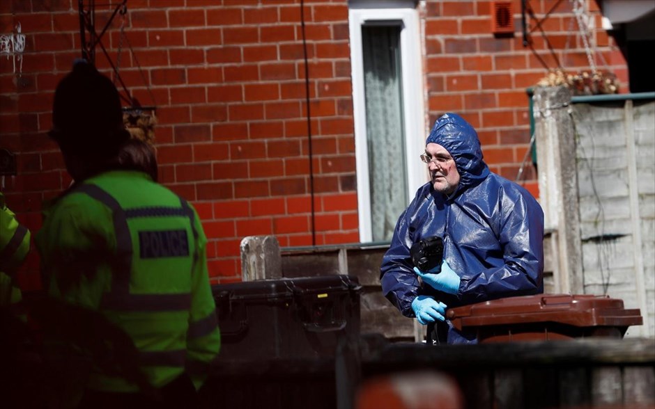 Αστυνομία - Μάντσεστερ - Βρετανία. Police investigators work at residential property in south Manchester, Britain May 23, 2017. REUTERS/Stefan Wermuth