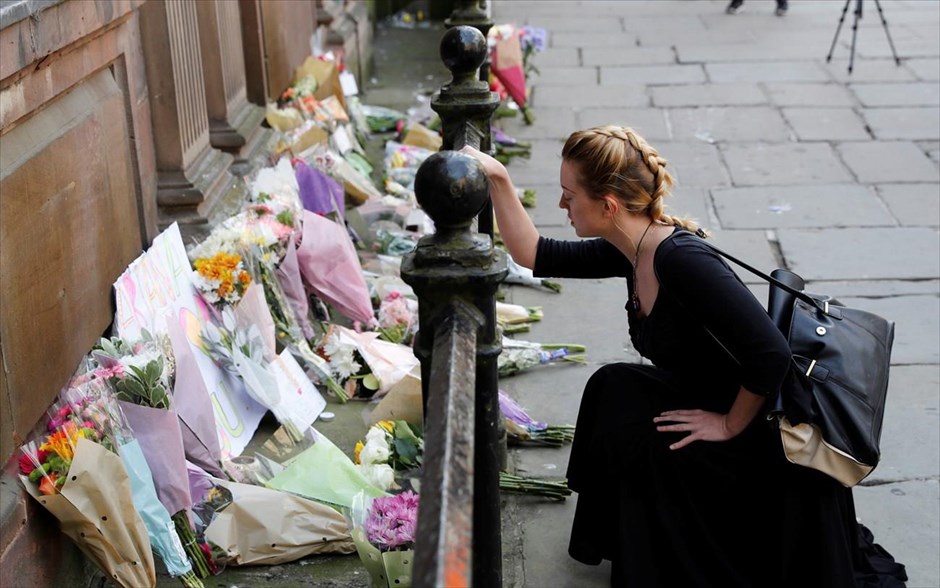Μάντσεστερ - Σημείο μνήμης. A woman lays flowers for the victims of the Manchester Arena attack, in central Manchester, Britain May 23, 2017. REUTERS/Darren Staples