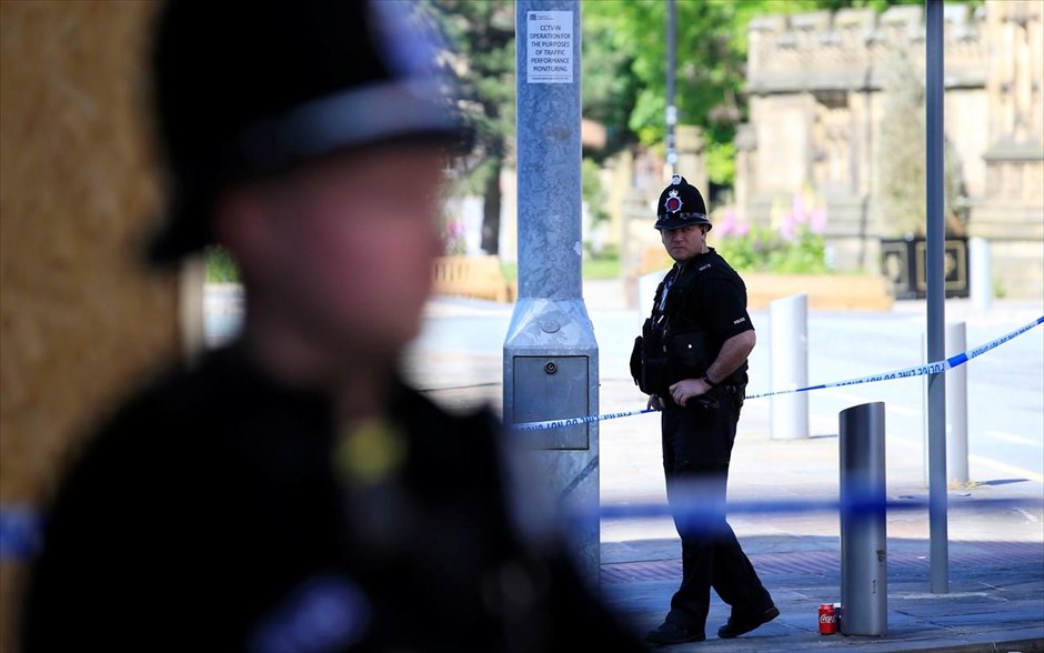 Αστυνομία - Μάντσεστερ - Βρετανία. Police officers stand on duty at the cordon surrounding the Manchester Arena in Manchester, Britain, May 23, 2017. REUTERS/Jon Super