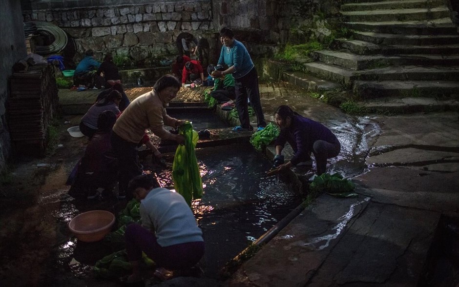 Η πατρίδα του τσαγιού #8. Εργάτες πλένουν τα ρούχα τους μετά από μία ολόκληρη μέρα στις φυτείες τσαγιού.