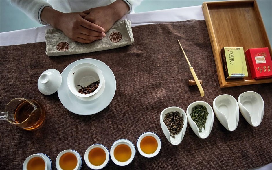 Η πατρίδα του τσαγιού #12. Οι Κινέζοι πιστεύουν πως η διαδικασία της παρασκευής και κατανάλωσης τσαγιού μπορεί να φέρει το πνεύμα και τη σοφία των ανθρώπων σε υψηλότερο επίπεδο.