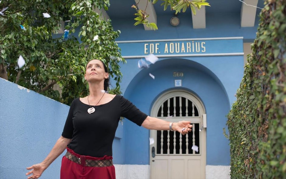 «Aquarius». «Aquarius»: Ο Βραζιλιάνος σκηνοθέτης Κλέμπερ Μεντόνσα Φίλιο διηγείται την ιστορία μιας γυναίκας, που αγωνίζεται μόνη ενάντια σε μια πανίσχυρη κτηματομεσιτική εταιρεία.