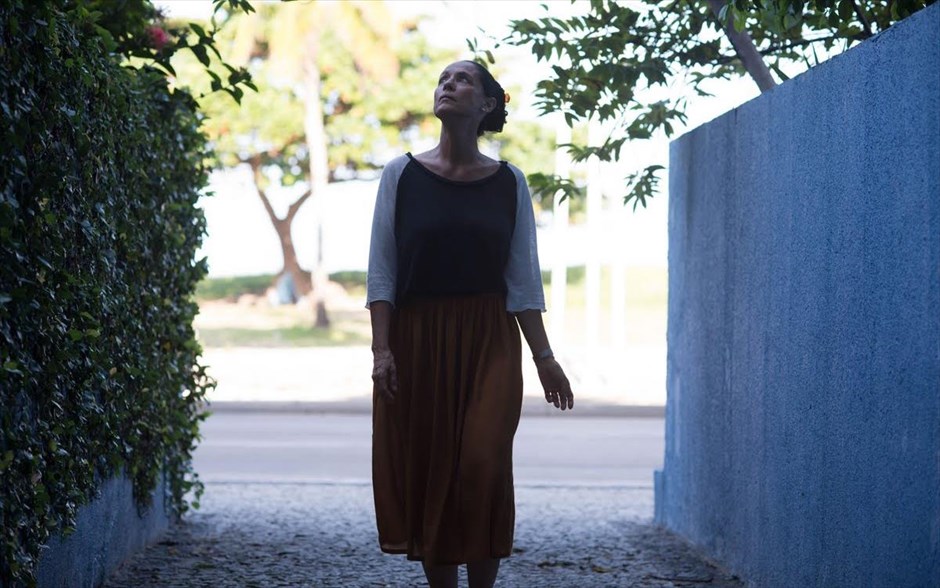 «Aquarius». «Aquarius»: Ο Βραζιλιάνος σκηνοθέτης Κλέμπερ Μεντόνσα Φίλιο διηγείται την ιστορία μιας γυναίκας, που αγωνίζεται μόνη ενάντια σε μια πανίσχυρη κτηματομεσιτική εταιρεία.