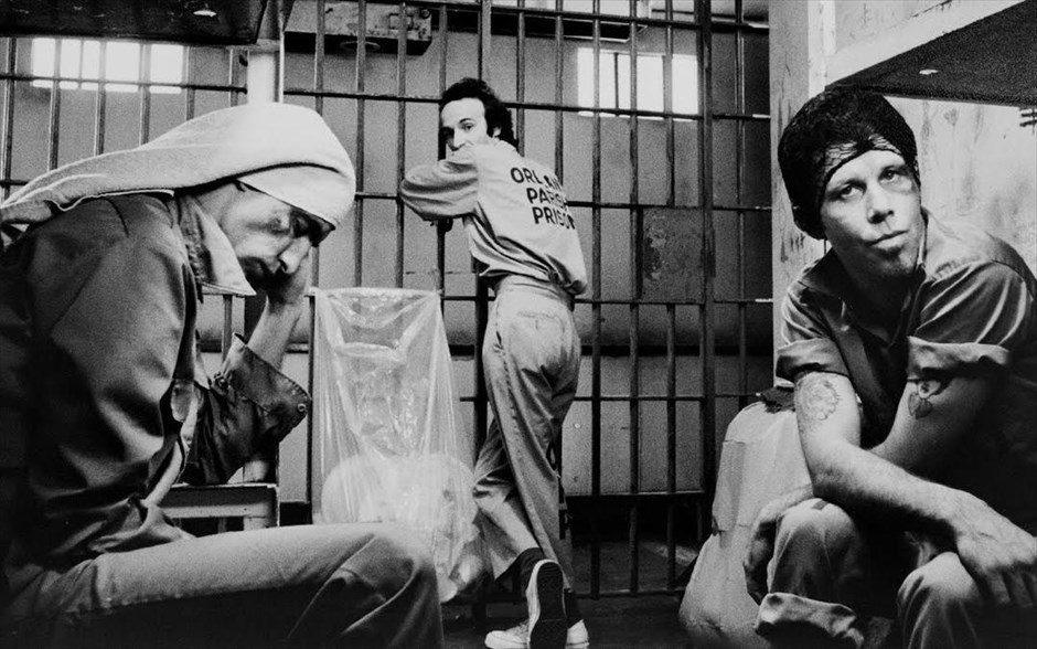 «Στην παγίδα του νόμου». «Στην παγίδα του νόμου»: Δύο αθώοι άνδρες, που βρίσκονται στο κελί της φυλακής, επειδή κάποιοι τους παγίδευσαν, συμφωνούν ότι δεν χωνεύει ο ένας τον άλλο και αποφασίζουν να μην ξαναμιλήσουν.