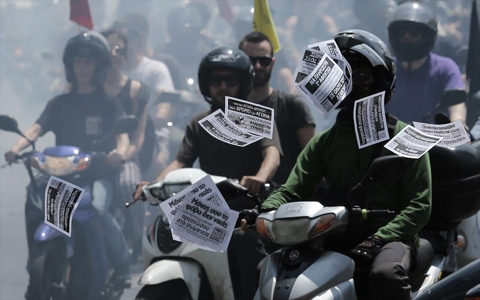 Μοτοπορεία διανομέων στο κέντρο της Αθήνας. Στιγμιότυπο από τη μοτοπορεία των διανομέων στο κέντρο της Αθήνας, η οποία πραγματοποιείται στο πλαίσιο της 24ωρης απεργίας&nbsp;που κήρυξε το σωματείο τους. Οι διανομείς αιτούνται εταιρικό μηχανάκι, μέσα ατομικής προστασίας, ένσημα βαρέα και ανθυγιεινά και ενιαία ειδικότητα