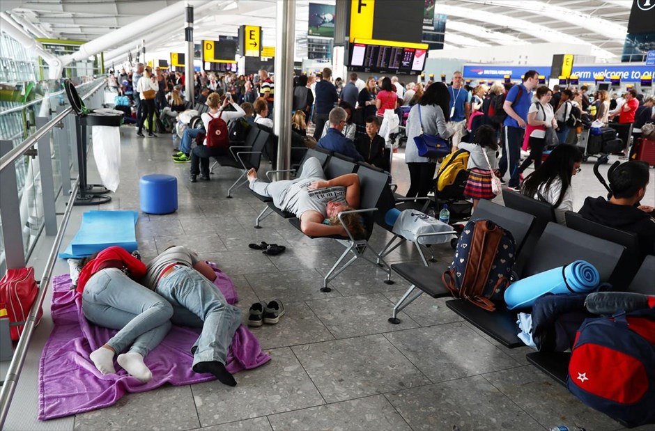 Ξεκίνησαν και πάλι οι πτήσεις της British Airways από το Λονδίνο. Κόσμος κοιμάται δίπλα στις αποσκευές του, στον τερματικό σταθμό 5 του αεροδρομίου Χίθροου, στο Λονδίνο. Ξεκίνησαν και&nbsp;πάλι οι πτήσεις της British Airways από το Λονδίνο, που είχαν διακοπεί λόγω κατάρρευσης ηλεκτρονικού συστήματος της εταιρείας. Από το αεροδρόμιο Γκάτγουικ οι πτήσεις εκτελούνται κανονικά, ενώ από το Χίθροου θα πραγματοποιηθούν οι περισσότερες προγραμματισμένες πτήσεις, ανακοίνωσε η αεροπορική εταιρεία. Τα προβλήματα και η ταλαιπωρία των επιβατών όμως συνεχίζονται και σήμερα, καθώς τα αεροσκάφη και τα πληρώματα δεν βρίσκονται στις θέσεις που θα έπρεπε σύμφωνα με τον προγραμματισμό. Το Σάββατο η εταιρεία προχώρησε στην ακύρωση όλων των πτήσεων της από τα αεροδρόμιο Χίθροου και Γκάτγουικ του Λονδίνου λόγω «μείζονος βλάβης των ηλεκτρονικών συστημάτων. Στα δύο αεροδρόμια της βρετανικής πρωτεύουσας προκλήθηκε μπλακ άουτ με χιλιάδες επιβάτες να ταλαιπωρούνται την πρώτη ημέρα ενός τριημέρου αργίας για τη Βρετανία.