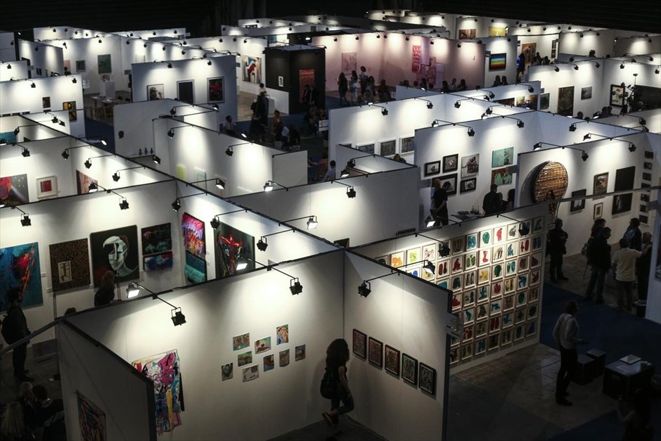 Art Athina 2017. Στιγμιότυπο από την Art Athina 2017, στο γήπεδο του Tae Kwon Do, στο Π. Φάληρο. Το εικαστικό αυτό γεγονός προβάλλει την εντόπια αλλά και τη διεθνή παραγωγή σε όλους τους τομείς της τέχνης, μέσα από το κυρίως πρόγραμμά του και τις επιλογές των ελληνικών και ξένων γκαλερί. Φέτος, ο αριθμός των γκαλερί που συμμετέχουν στην Art Athina φθάνει στις 56. Καινοτομία αποτελεί η ειδική πρόσκληση σε δεκατρείς νέες ανερχόμενες γκαλερί, εκ των οποίων οι περισσότερες εκπροσωπούν την εικαστική σκηνή του Λος Άντζελες.