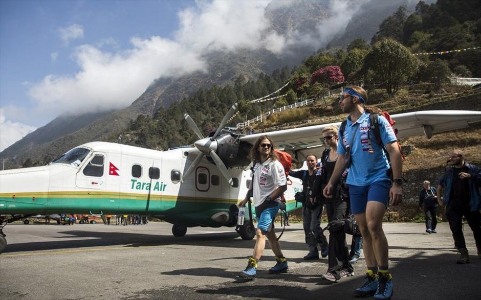 Hungarian Everest Expedition- ανάβαση στο Έβερεστ. Οι Ούγγροι ορειβάτες David Klein, Szilard Suhajda &nbsp;και Edina Torok φτάνουν στο αεροδρόμιο της πόλης Λούκλα στο Νεπάλ. &nbsp;
