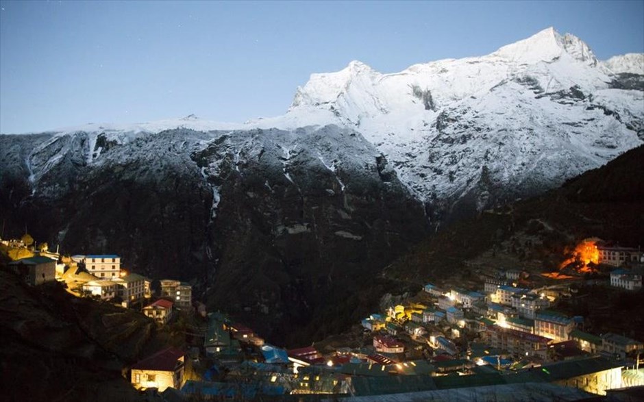 Hungarian Everest Expedition- ανάβαση στο Έβερεστ. Τα φώτα από το χωριό&nbsp;Namche&nbsp;Bazaar.&nbsp;