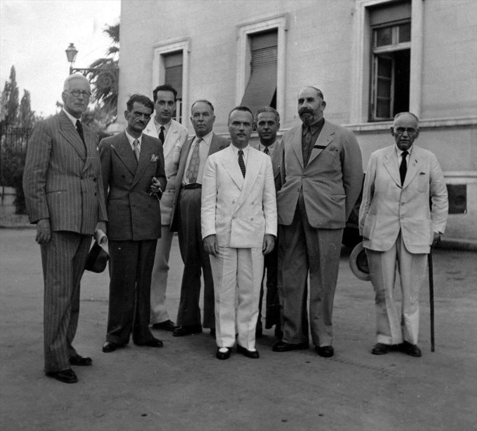 Kωνσταντίνος Μητσοτάκης 1918 - 2017. Ο Κ. Μητσοτάκης με τον Σοφοκλή Βενιζέλο και με Κρήτες βουλευτές του Κόμματος Βενιζελικών Φιλελευθέρων, 1946