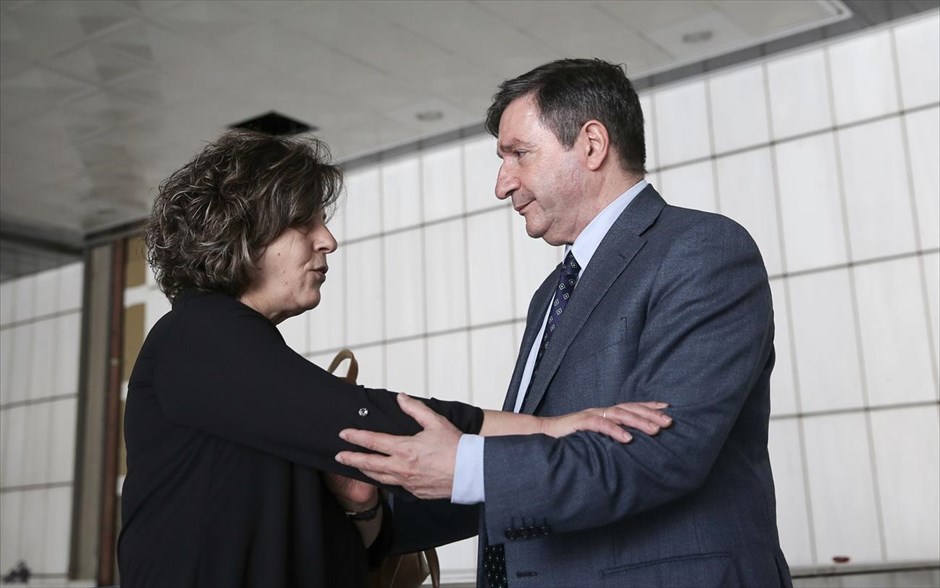 Μάρτυρας στη δίκη της Χρυσής Αυγής ο Γ. Καμίνης. Ο Δήμαρχος Αθηνών Γιώργος Καμίνης συνομιλεί με τη Μάγδα Φύσσα στο Εφετείο Αθηνών όπου κλήθηκε να καταθέσει ως μάρτυρας για την υπόθεση της Χρυσής Αυγής.