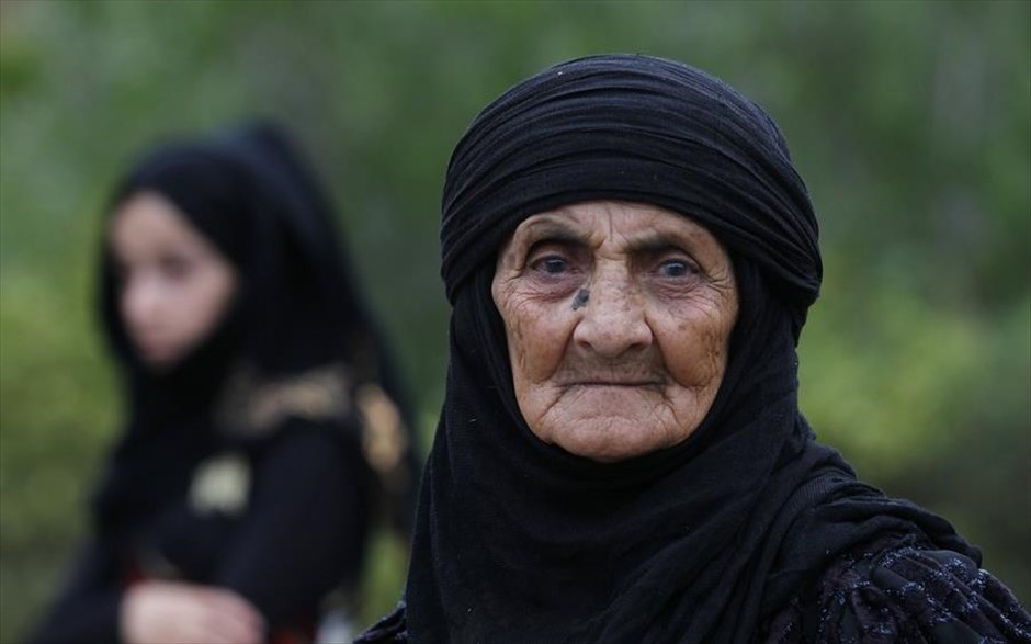 Εβραϊκή κοινότητα στην Υεμένη. Πορτρέτο δύο γυναικών&nbsp;της εβραϊκής κοινότητας της Υεμένης ενώ&nbsp;λαμβάνουν ανθρωπιστική βοήθεια από την οργάνωση&nbsp;Mona Relief. Τα περισσότερα μέλη της εβραϊκής κοινότητας εγκατέλειψαν την Υεμένη λόγω των κινδύνων που αντιμετώπιζαν από τον εμφύλιο πόλεμο στην αραβική χώρα.Σύμφωνα με τις αναφορές, 67 είναι στον αριθμό οι εβραίοι που αρνήθηκαν να μεταφερθούν με μυστική επιχείρηση του Ισραήλ στο εβραϊκό κράτος και διαμένουν ακόμα στην&nbsp;Υεμένη, σε μια περιοχή της&nbsp;Σαναά η οποία προστατεύται από το στρατο της χώρας.