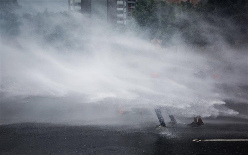 Βενεζουέλα: Διαδηλώσεων συνέχεια . Στιγμιότυπο από τις διαδηλώσεις κατά της κυβέρνησης του Νικολάς Μαδούρο στο Καράκας. Οι αστυνομικές δυνάμεις της χώρας έκαναν χρήση δακρυγόνων για να αποτρέψουν τους διαδηλωτές να προσεγγίσουν το Υπουργείο Εξωτερικών. Πάνω από 50 άνθρωποι έχουν χάσει τη ζωή τους και εκατοντάδες έχουν τραυματιστεί κατά τη διάρκεια των διαδηλώσεων που λαμβάνουν χώρα στη Βενεζουέλα τις τελευταίες 60 ημέρες.&nbsp;
&nbsp;