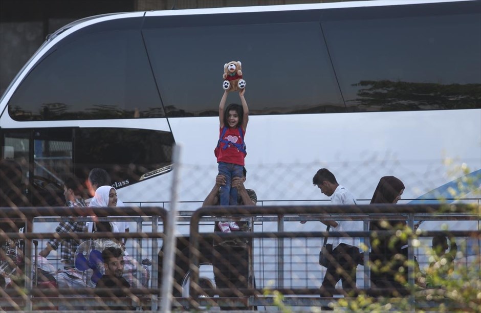 Αστυνομική επιχείρηση για την εκκένωση των εγκαταστάσεων του πρώην αεροδρομίου στο Ελληνικό. Επιχείρηση της Αστυνομίας για την εκκένωση των εγκαταστάσεων του πρώην αεροδρομίου στο Ελληνικό από πρόσφυγες και μετανάστες. Η επιχείρηση για την απομάκρυνση των προσφύγων και μεταναστών από τις τρεις δομές φιλοξενίες του Ελληνικού ξεκίνησε στις 06:30 το πρωί. Δυνάμεις της αστυνομίας έχουν παραταχθεί έξω από τις τρεις δομές, ενώ έχουν αποκλείσει και την είσοδο στο χώρο. Εννέα πούλμαν, μισθωμένα από τον Διεθνή Οργανισμό Μετανάστευσης και αστικά λεωφορεία θα μεταφέρουν τους πρόσφυγες σε άλλες δομές φιλοξενίας. Η επιβίβαση των πρώτων προσφύγων στα πούλμαν ξεκίνησε πριν από λίγο, με προτεραιότητα τις οικογένειες.