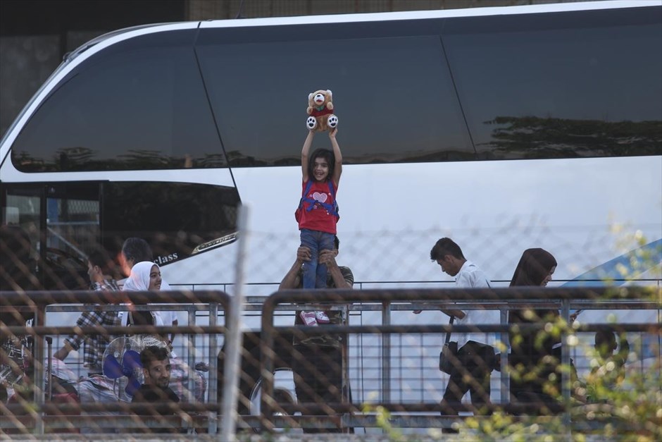 Επιχείρηση αστυνομίας για την εκκένωση στο Ελληνικό - Μετανάστες - πρόσφυγες. 