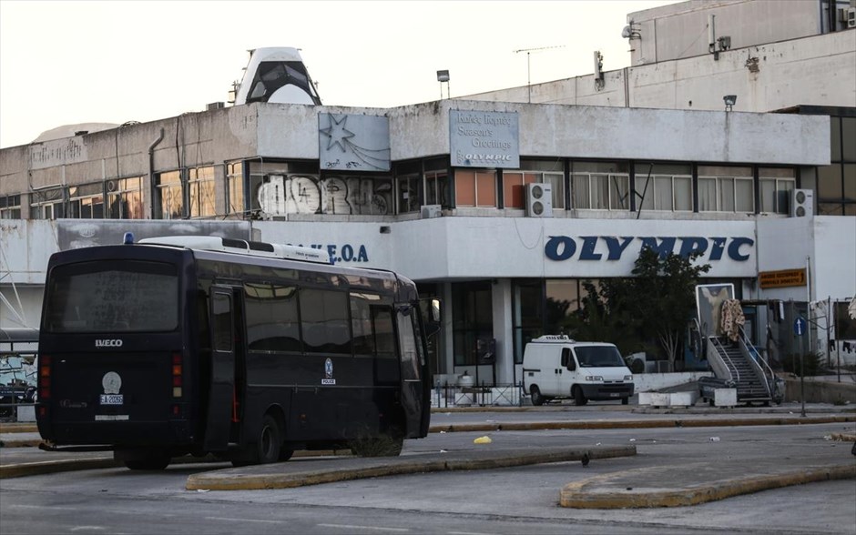 Επιχείρηση αστυνομίας για την εκκένωση στο Ελληνικό - Μετανάστες - πρόσφυγες. 