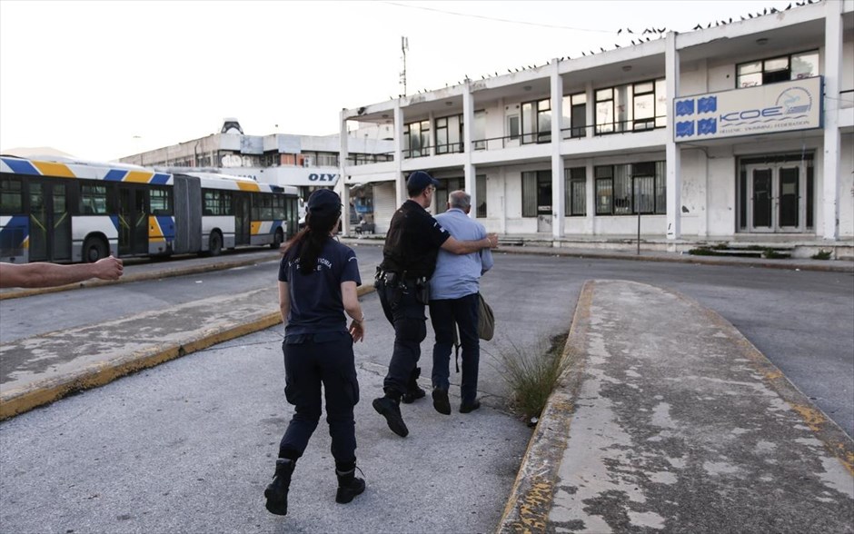 Επιχείρηση αστυνομίας για την εκκένωση στο Ελληνικό - Μετανάστες - πρόσφυγες. 