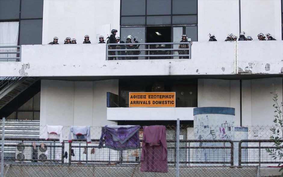 Επιχείρηση αστυνομίας για την εκκένωση στο Ελληνικό - Μετανάστες - πρόσφυγες. 