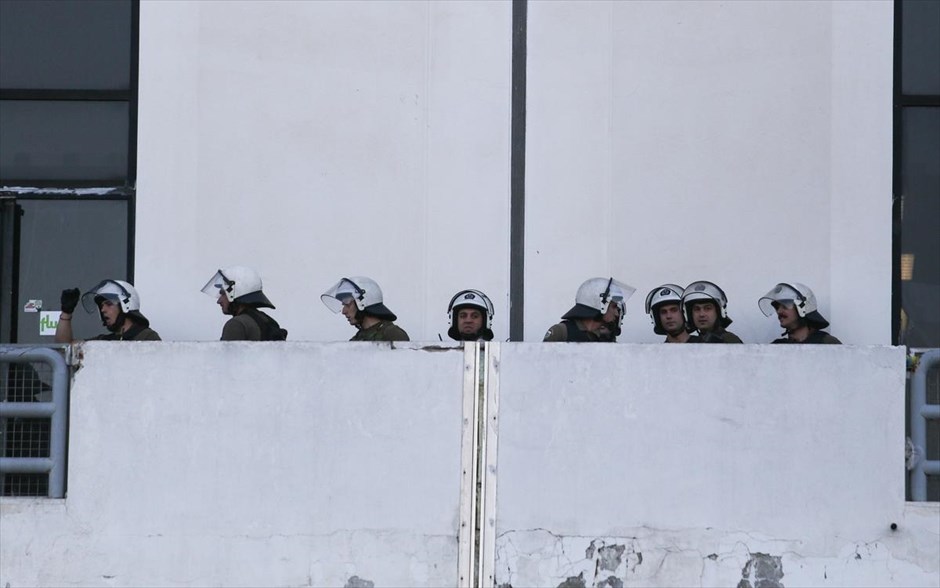 Επιχείρηση αστυνομίας για την εκκένωση στο Ελληνικό - Μετανάστες - πρόσφυγες. 