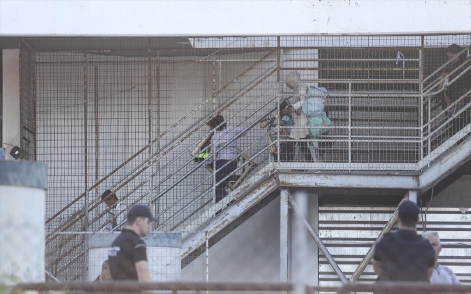 Επιχείρηση αστυνομίας για την εκκένωση στο Ελληνικό - Μετανάστες - πρόσφυγες. 