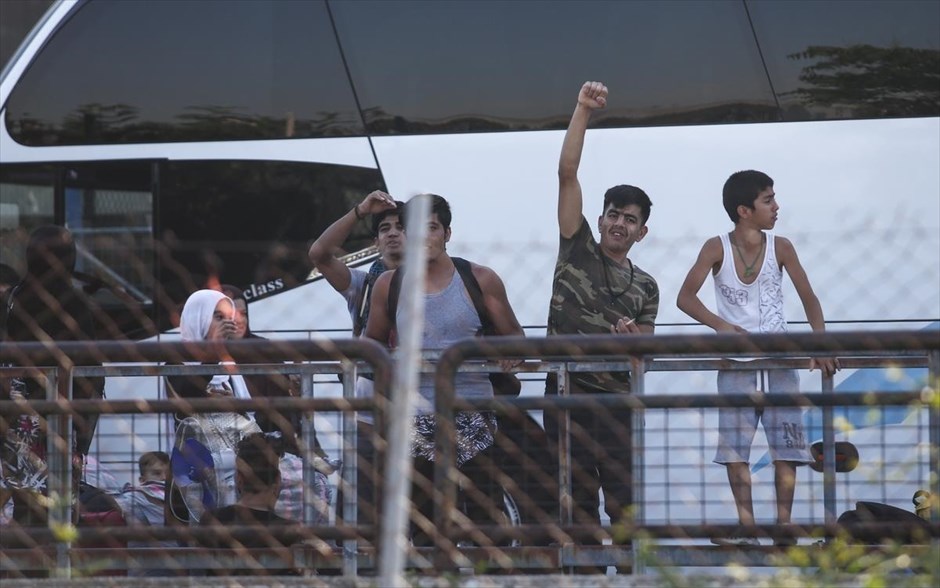Επιχείρηση αστυνομίας για την εκκένωση στο Ελληνικό - Μετανάστες - πρόσφυγες. 