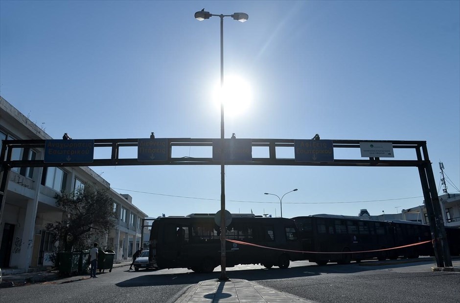 Επιχείρηση αστυνομίας για την εκκένωση στο Ελληνικό - Μετανάστες - πρόσφυγες. 