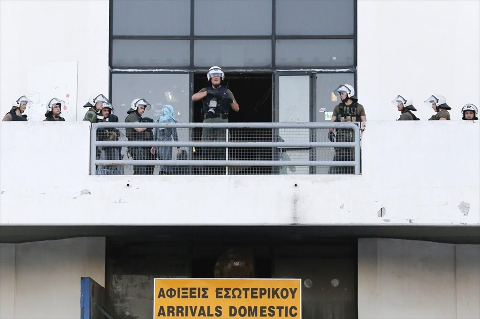 Επιχείρηση αστυνομίας για την εκκένωση στο Ελληνικό - Μετανάστες - πρόσφυγες. 
