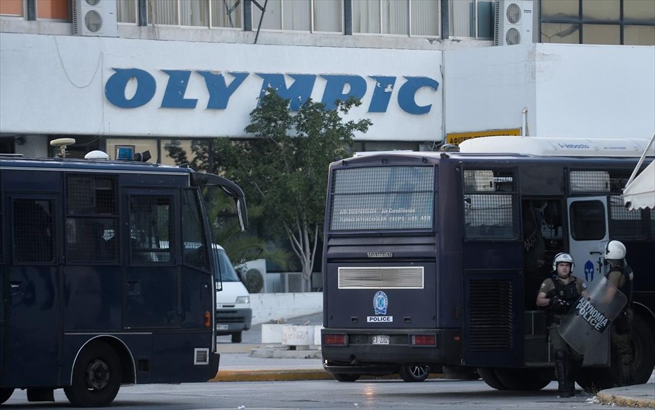 Επιχείρηση αστυνομίας για την εκκένωση στο Ελληνικό - Μετανάστες - πρόσφυγες. 