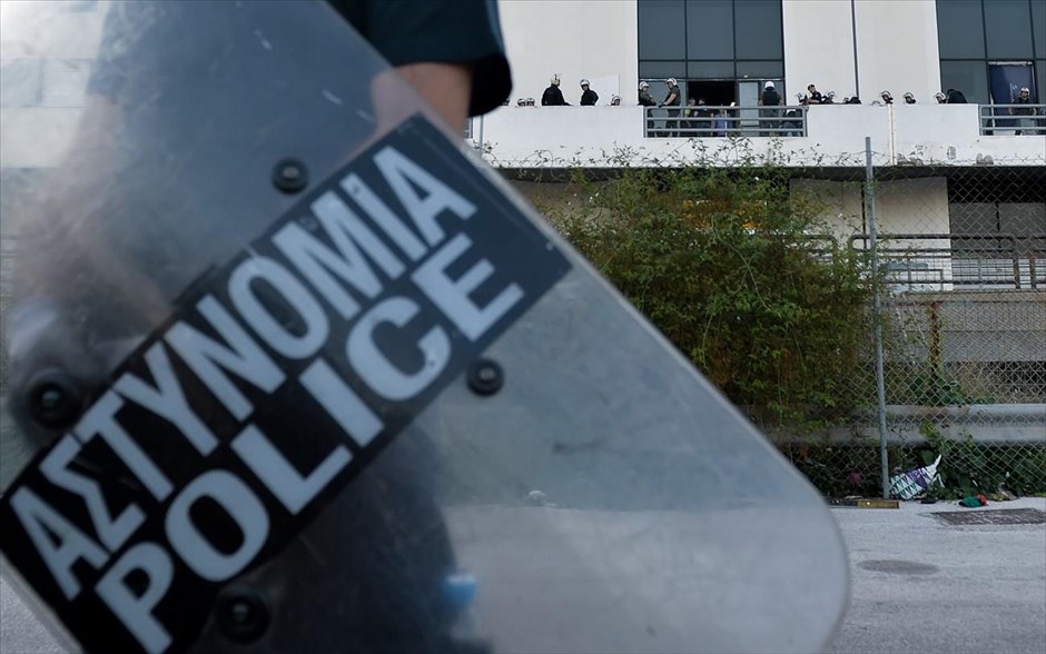 Επιχείρηση αστυνομίας για την εκκένωση στο Ελληνικό - Μετανάστες - πρόσφυγες. 