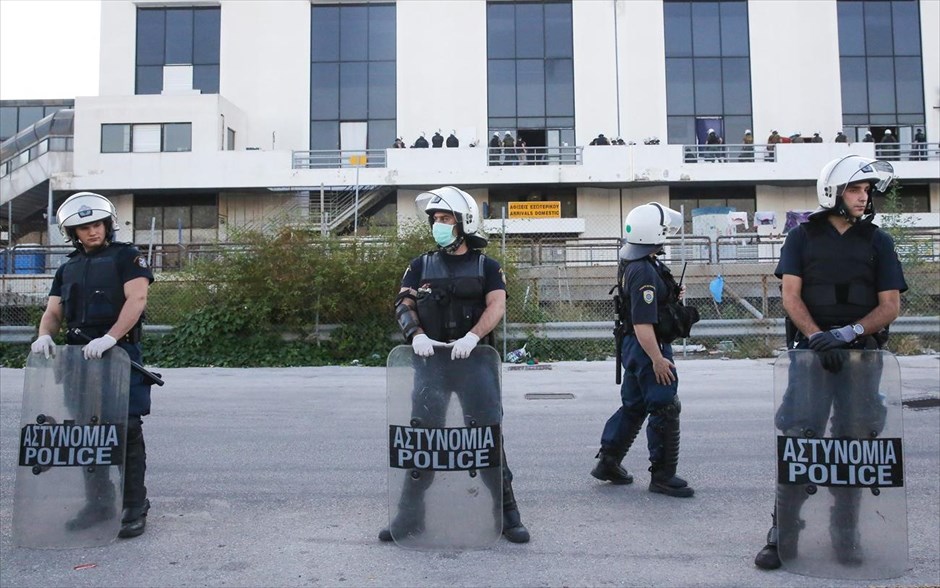 Επιχείρηση αστυνομίας για την εκκένωση στο Ελληνικό - Μετανάστες - πρόσφυγες. 