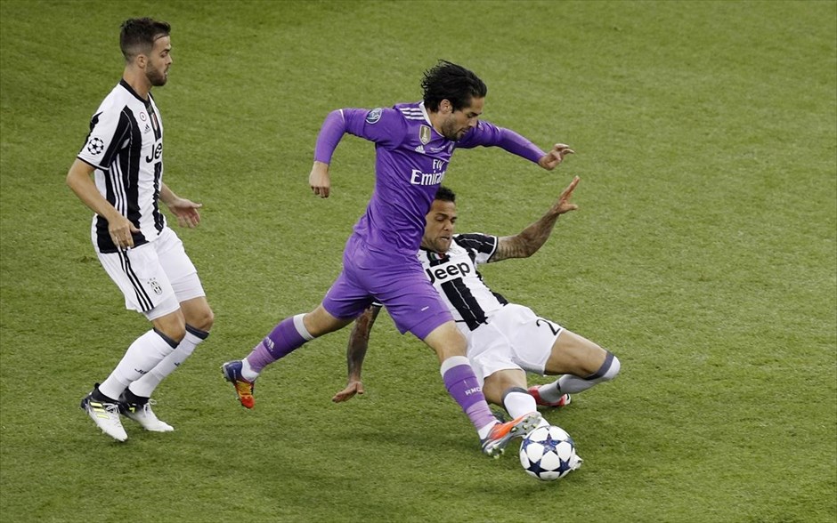 Τελικός UEFA Τσάμπιονς Λιγκ: Γιουβέντους – Ρεάλ Μαδρίτης. Ο παίκτης της Ρεάλ Μαδρίτης Ίσκο και ο παίκτης της Γιουβέντους Ντάνι Άλβες σε φάση από τον αγώνα.