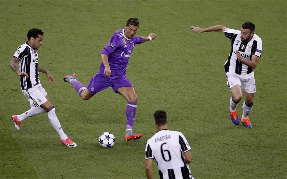 Τελικός UEFA Τσάμπιονς Λιγκ: Γιουβέντους – Ρεάλ Μαδρίτης - Ρονάλντο. Ο Κριστιάνο Ρονάλντο σκοράρει το πρώτο γκολ του αγώνα.